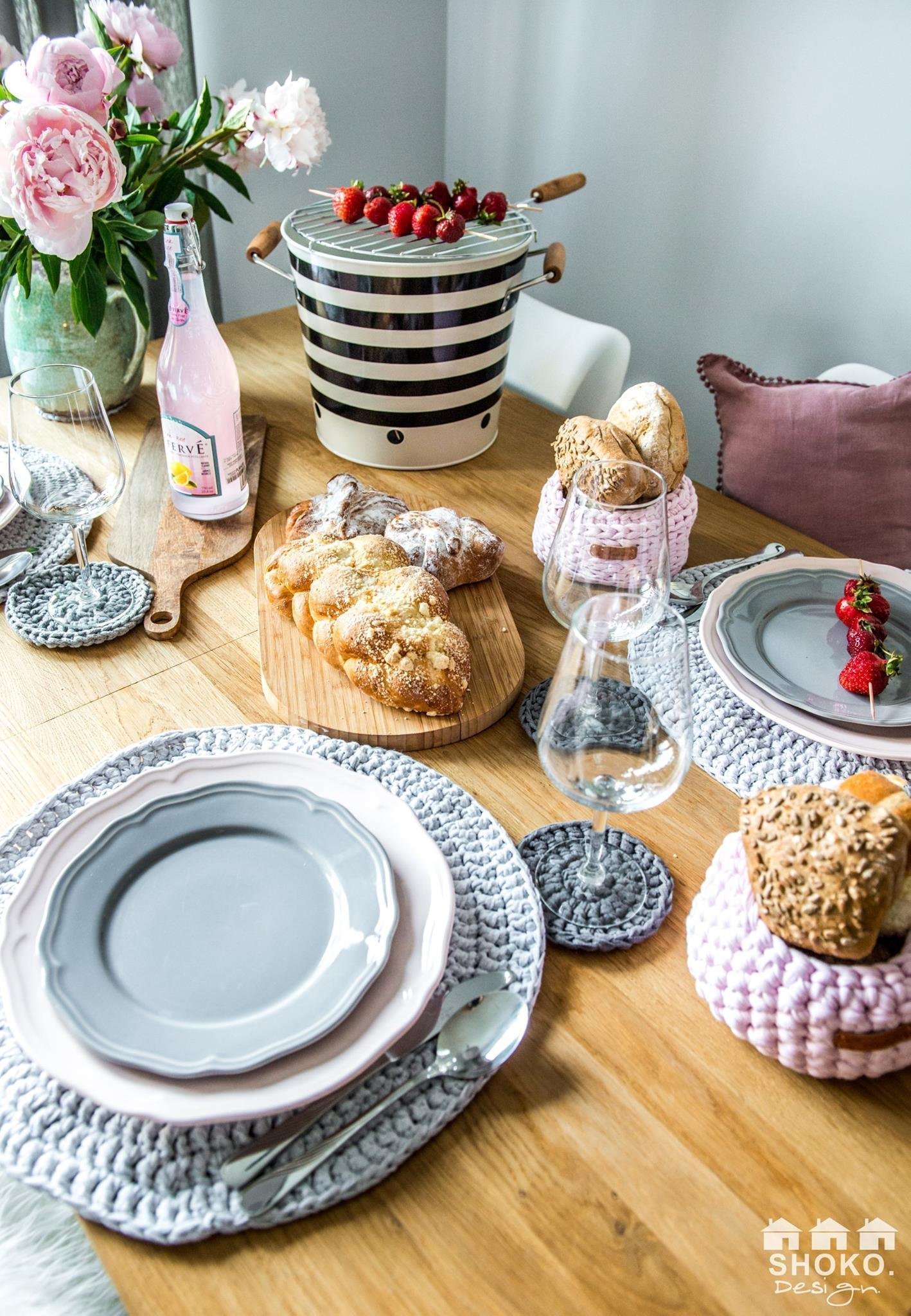 Retro se skandinávskými prvky a růžovými akcenty