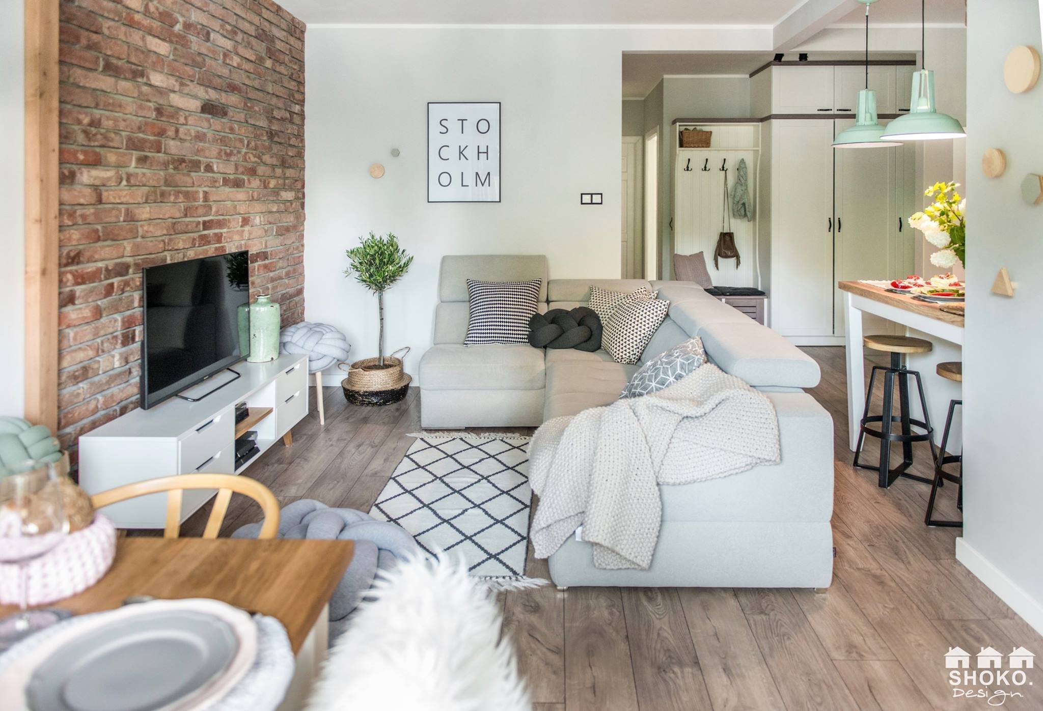 Retro se skandinávskými prvky a růžovými akcenty