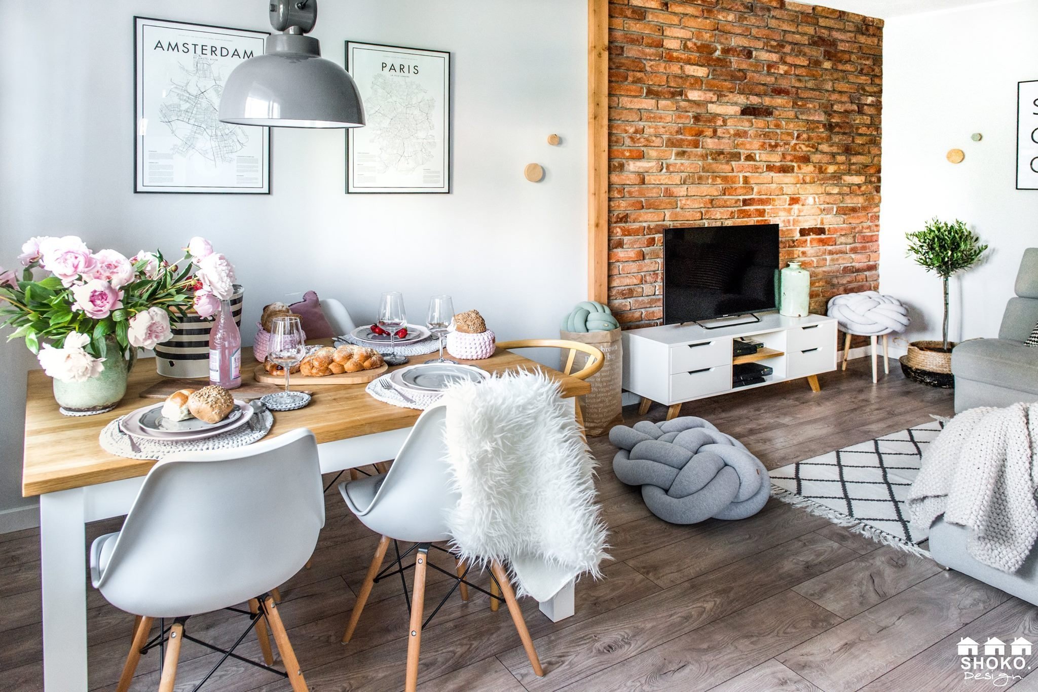 Retro se skandinávskými prvky a růžovými akcenty