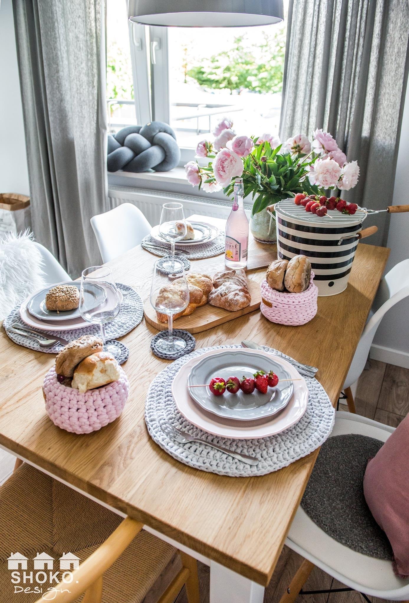 Retro se skandinávskými prvky a růžovými akcenty