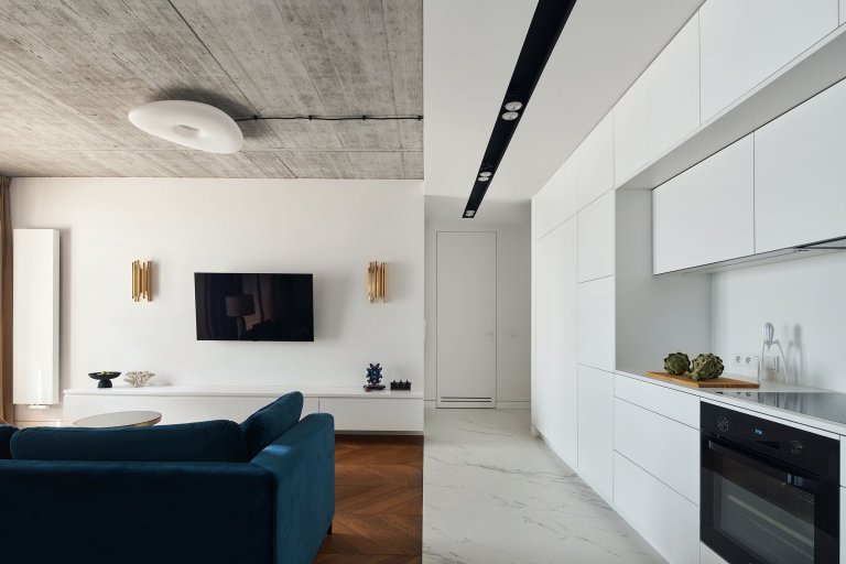 Surový styl a geometrická elegance bytu v Krakově