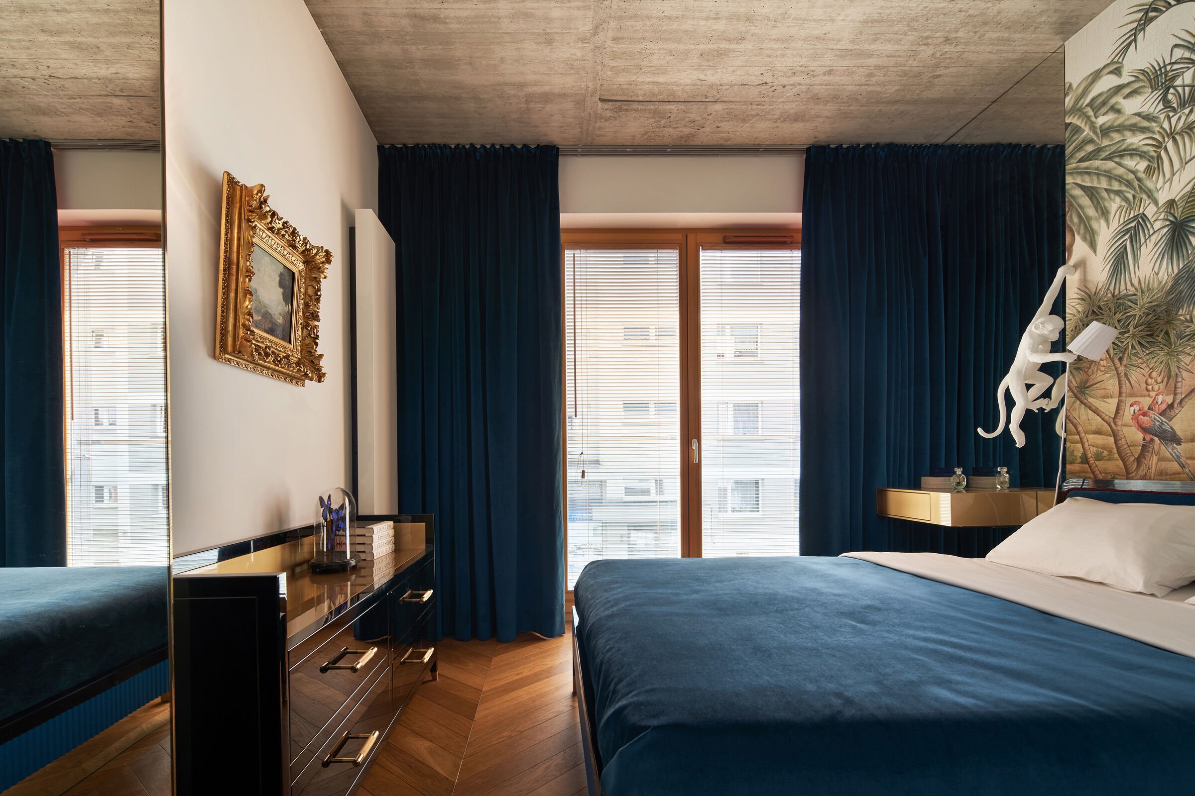 Surový styl a geometrická elegance bytu v Krakově