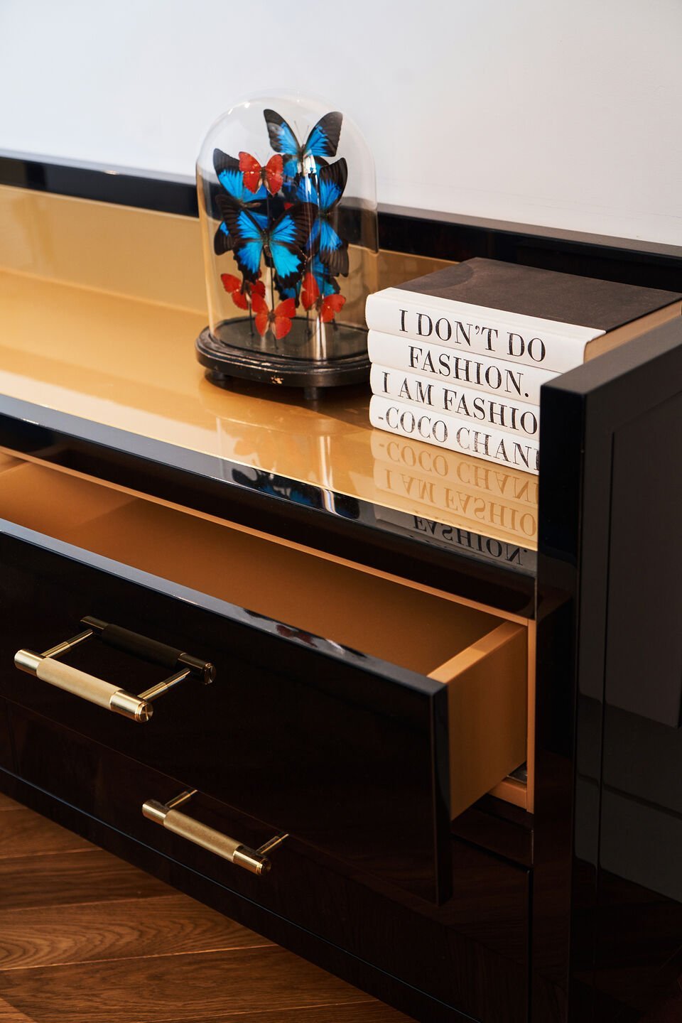 Surový styl a geometrická elegance bytu v Krakově