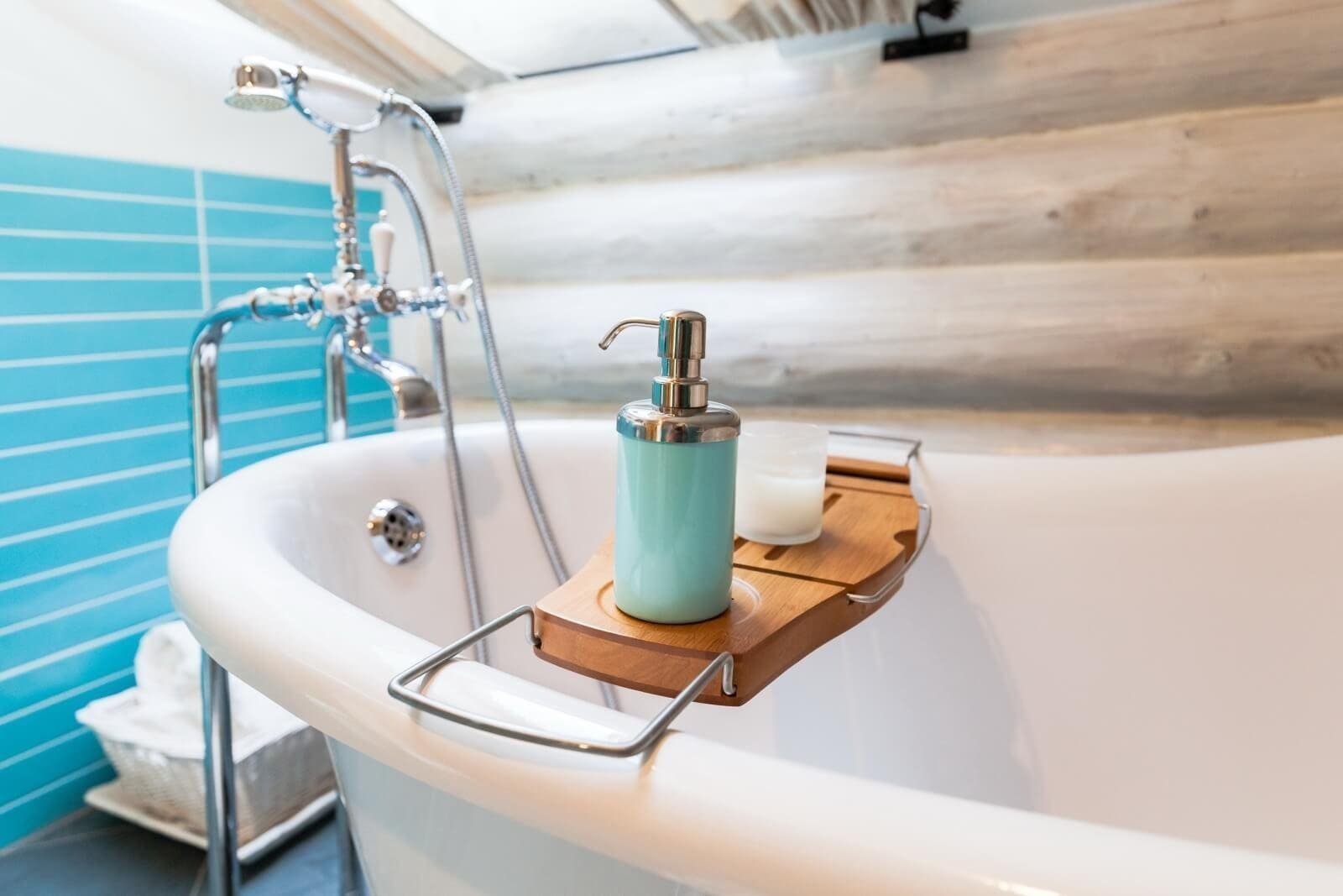 Útulný interiér srubu na Slovensku