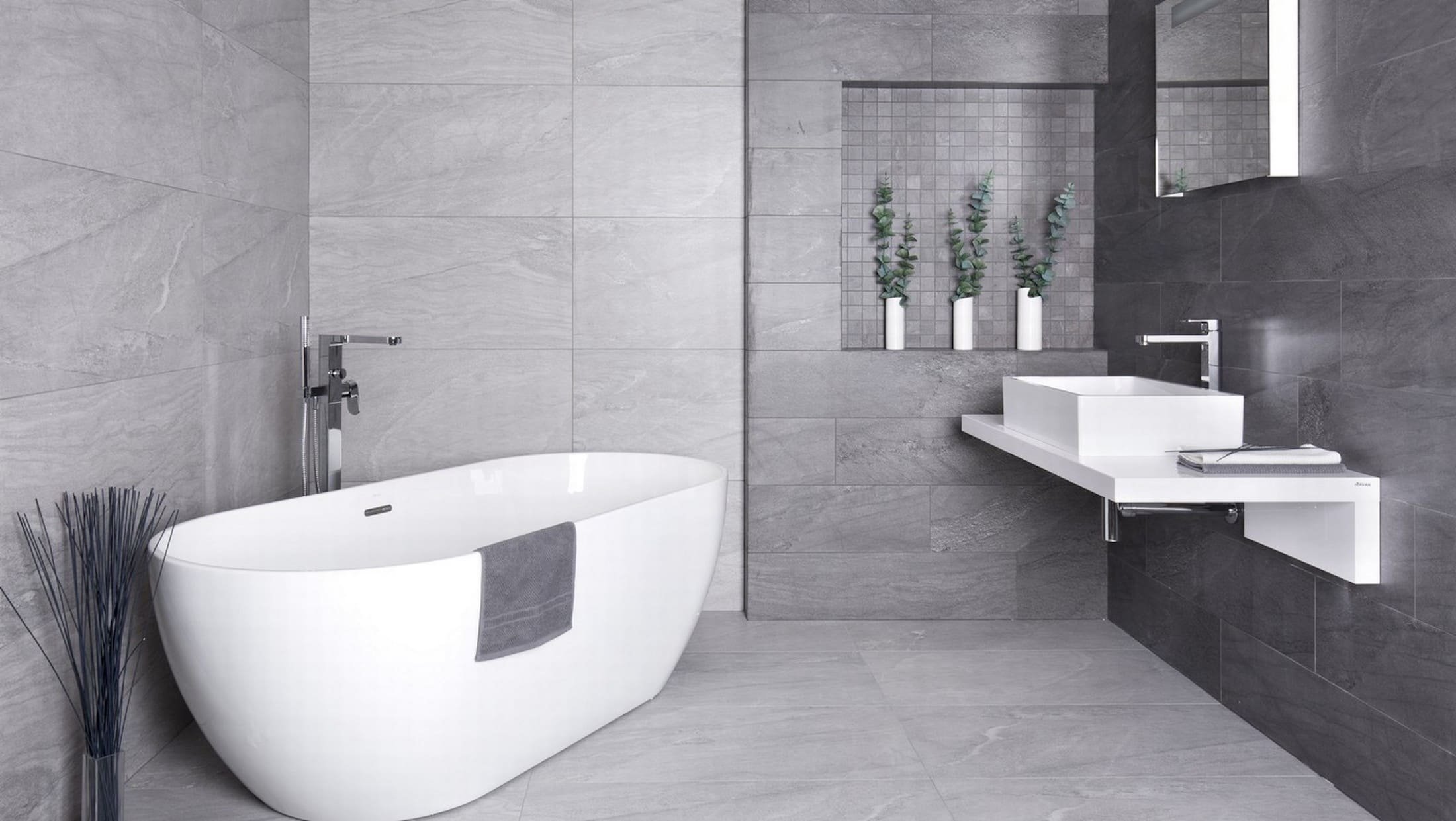 Velkoformátová dlažba na zdi pro větší přitažlivost interiéru