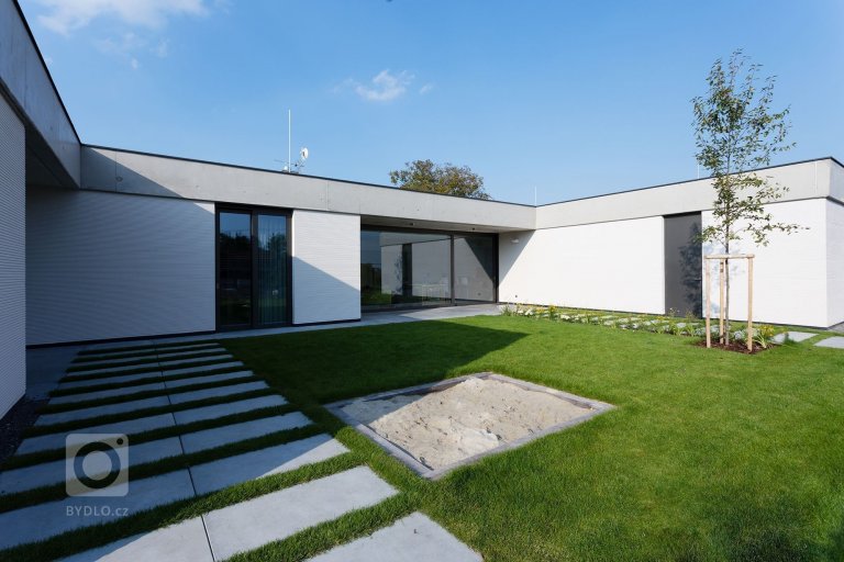 Projekt rodinného domu je koncipován tak, aby poskytl maximální soukromí jeho obyvatelům vůči svému okolí. Jednoduchost linií, čistota materiálů a střízlivá…