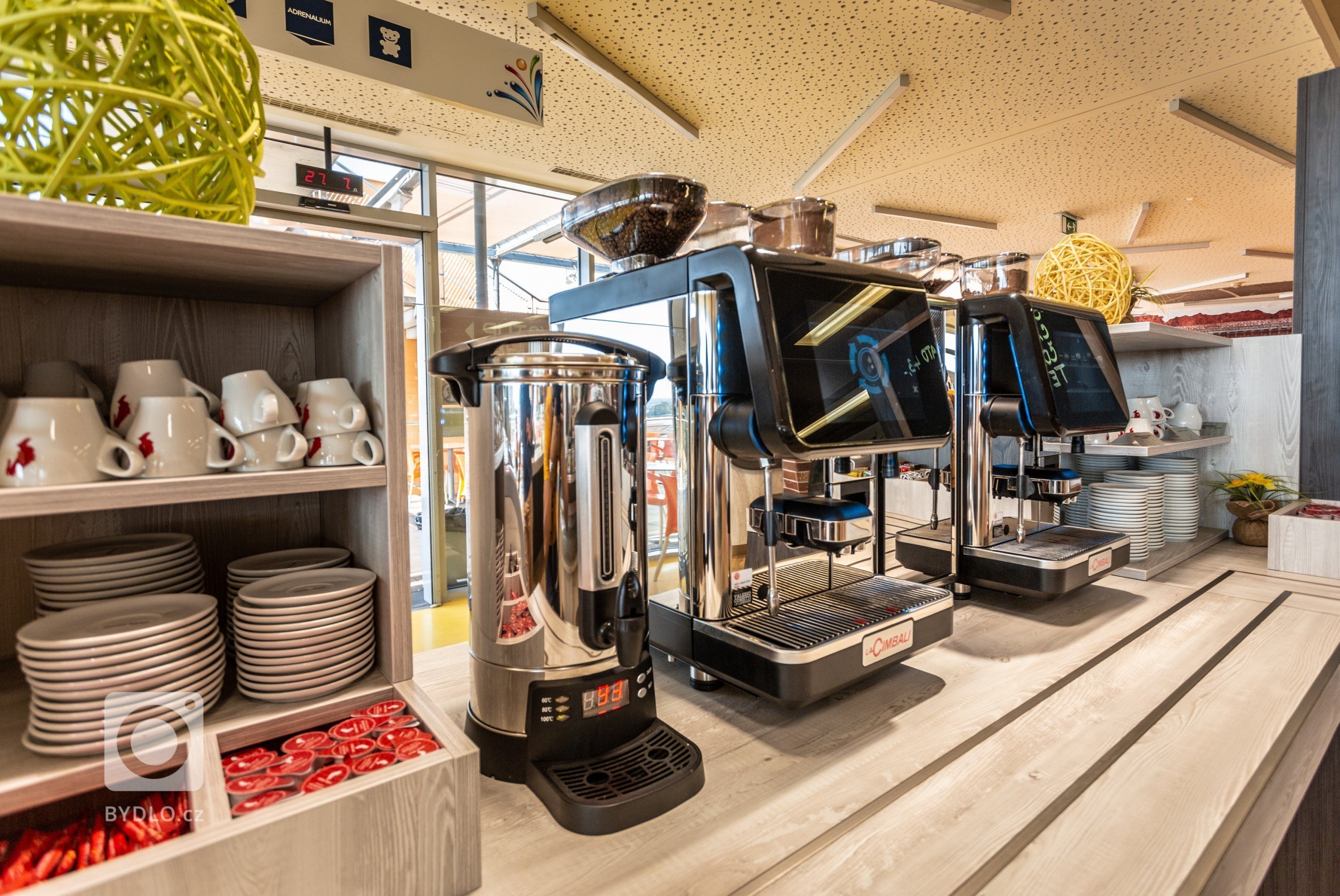 Aqualand Moravia se postupně převléká do přírodního a další fáze potkala i restauraci. Místo původní oranžové verze se žlutou podlahou jsem navrhl použití…