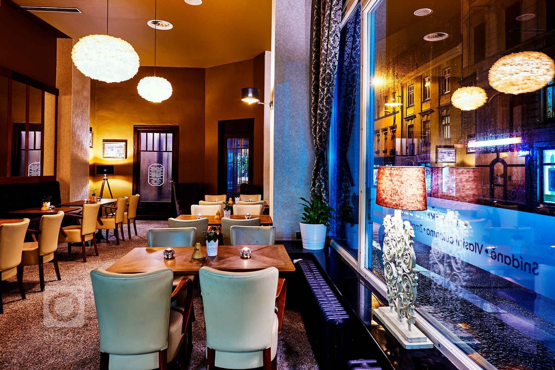 &bdquo;Dobová secesní kavárna s moderním lookem.&ldquo;

Barvy luxusu ve zlatých a hnědých tónech, exklusivní tapety, zámecké závěsy a to vše doladěné husím…