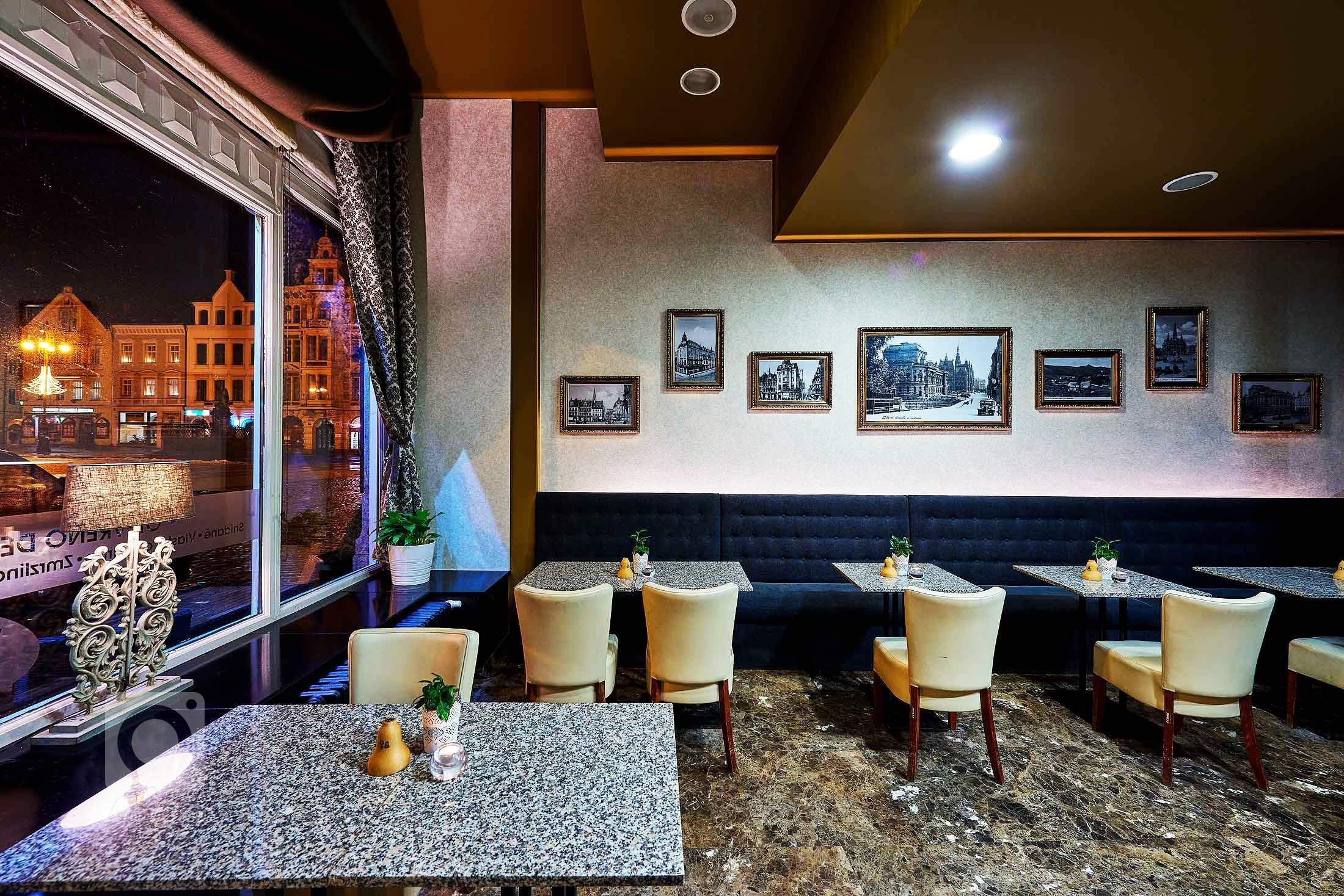 &bdquo;Dobová secesní kavárna s moderním lookem.&ldquo;

Barvy luxusu ve zlatých a hnědých tónech, exklusivní tapety, zámecké závěsy a to vše doladěné husím…