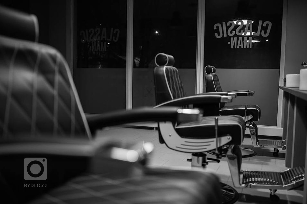 Barber shop je navržen v&nbsp;konceptu tmavých tónů, černých a&nbsp;šedých odstínů a&nbsp;ty jsou doplněné kovovými detaily, industriálními světly, zrcadly,…