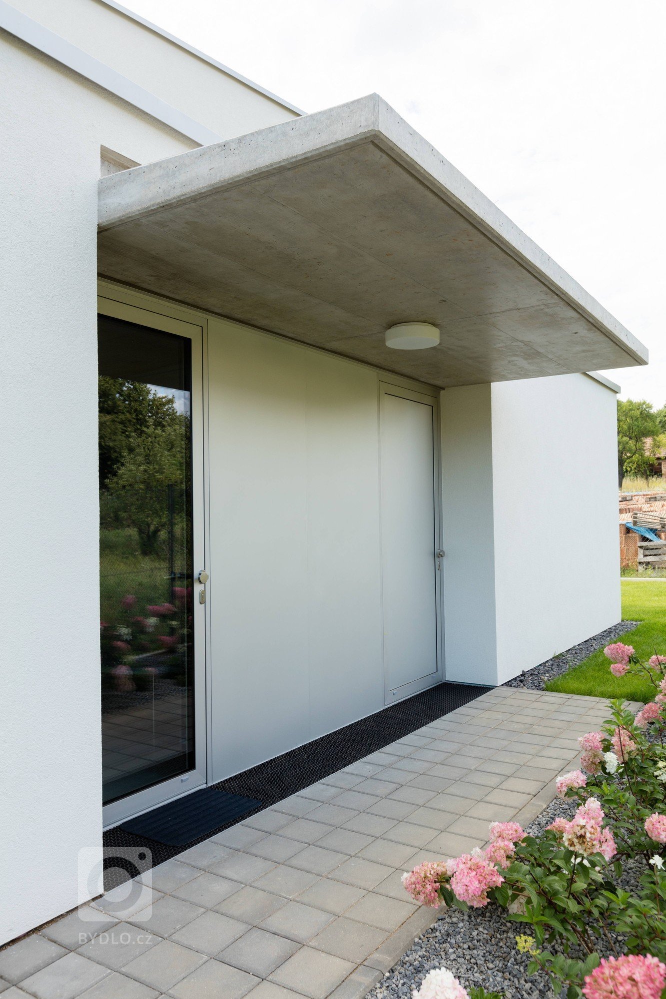 Novostavba rodinného domu se nachází v Brně &ndash; Komíně, na ulici Palcary. Malý pozemek je mírně svažitý se severo-jižní orientací, přístup na pozemek je z…