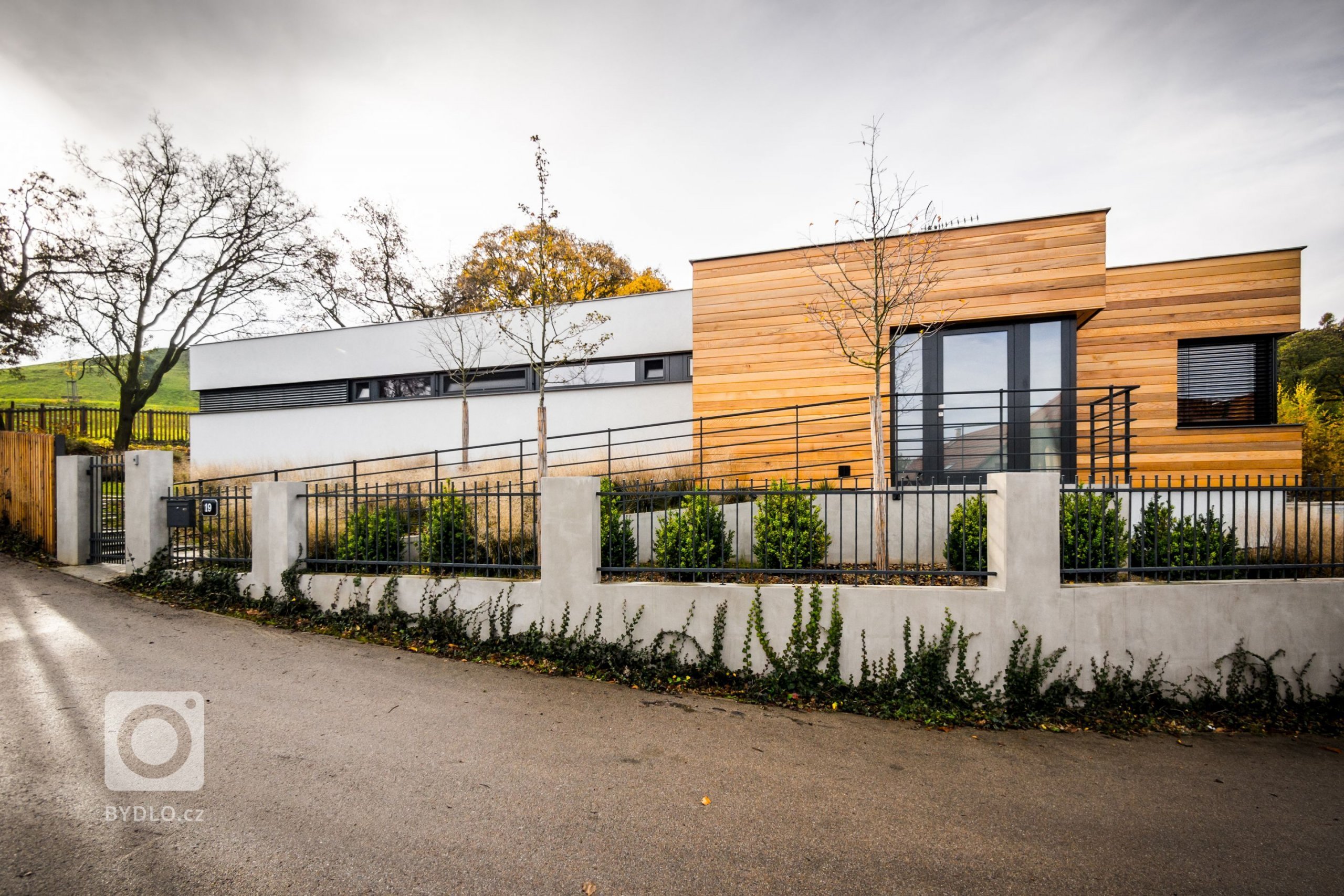 Rodinná vila byla postavená s odkazem na funkcionalistické tradice, a to včetně vnitřního prostorového řešení dispozic, kde jsme se snažili rozdělit dispozici…