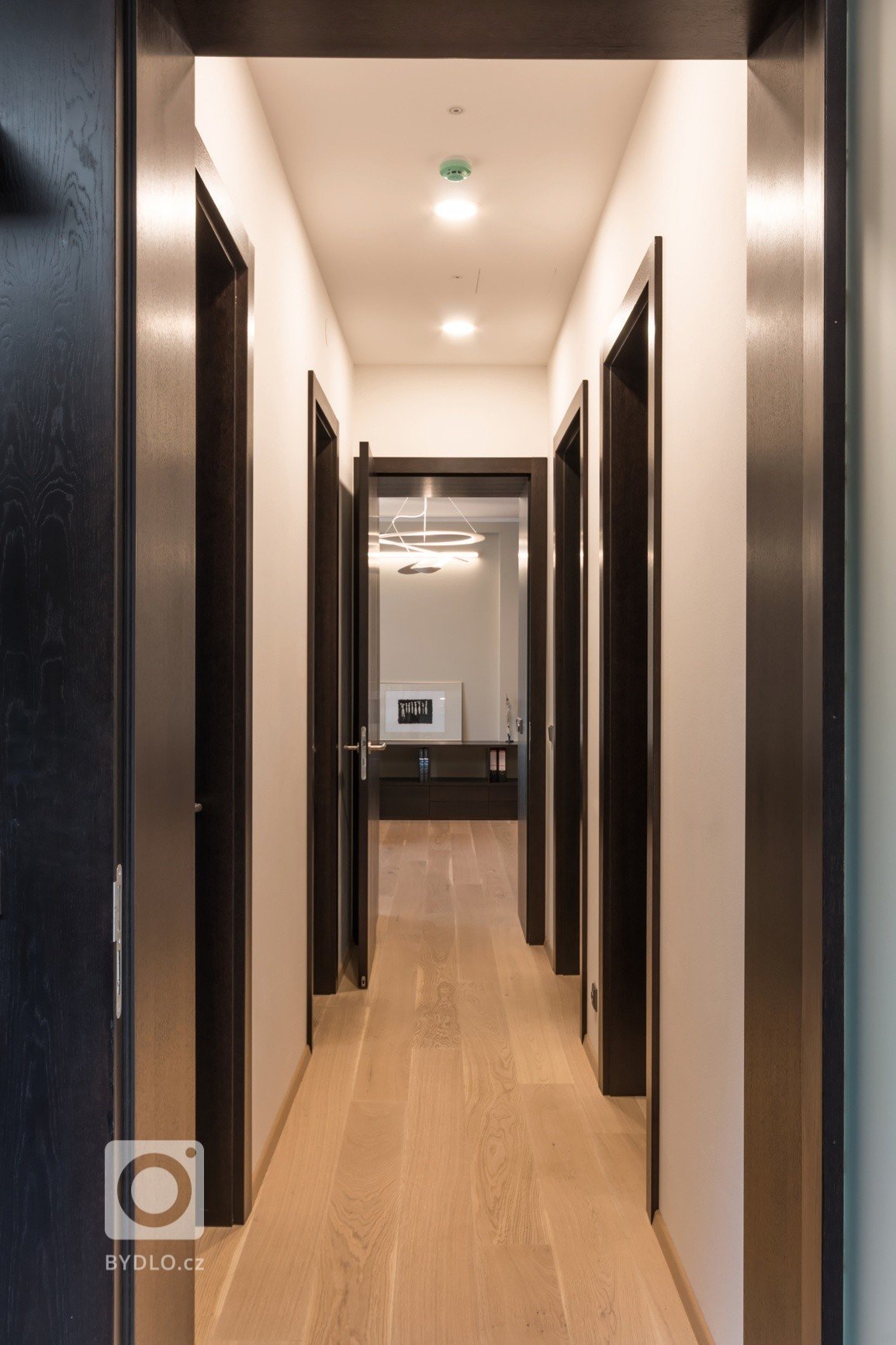 Nový dům na historických sklepech, to je výsledek našeho citlivého snažení, které se inspirovalo požadavky investora. Ladění detailů jsme zvládli na jedničku.…