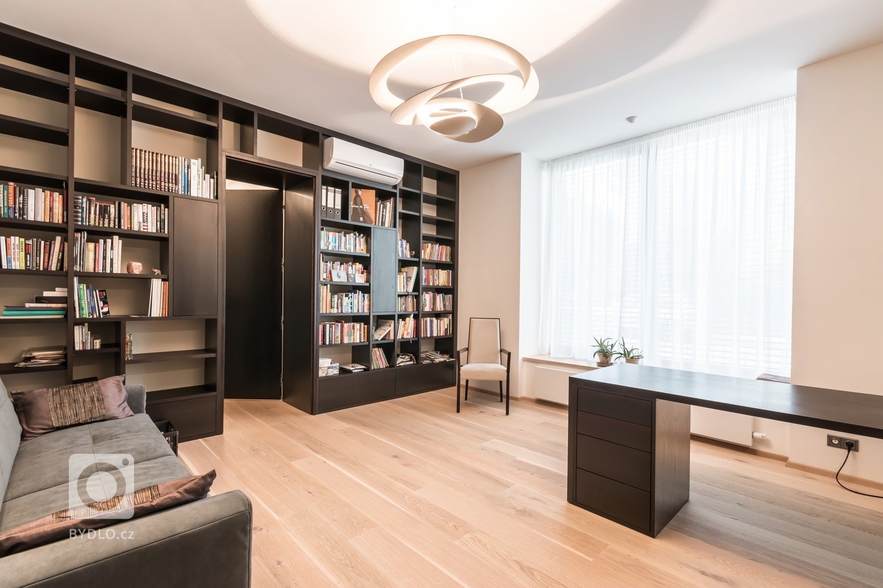 Nový dům na historických sklepech, to je výsledek našeho citlivého snažení, které se inspirovalo požadavky investora. Ladění detailů jsme zvládli na jedničku.…