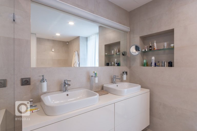 add picture to album