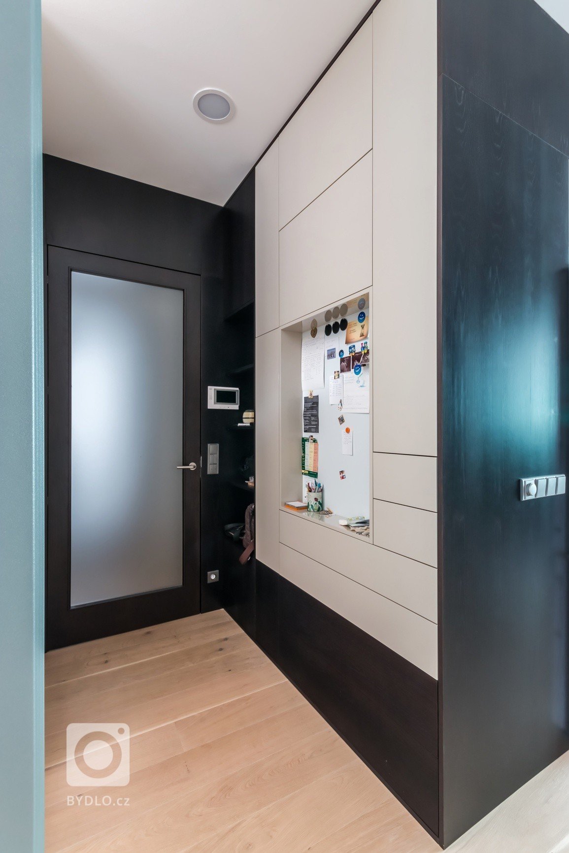 Nový dům na historických sklepech, to je výsledek našeho citlivého snažení, které se inspirovalo požadavky investora. Ladění detailů jsme zvládli na jedničku.…