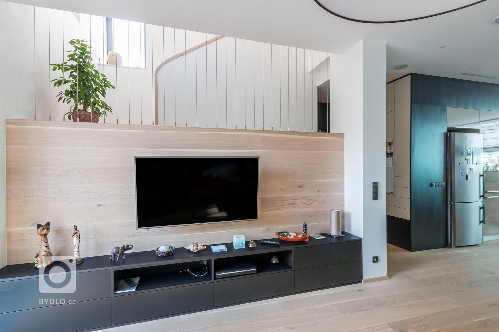 Nový dům na historických sklepech, to je výsledek našeho citlivého snažení, které se inspirovalo požadavky investora. Ladění detailů jsme zvládli na jedničku.…