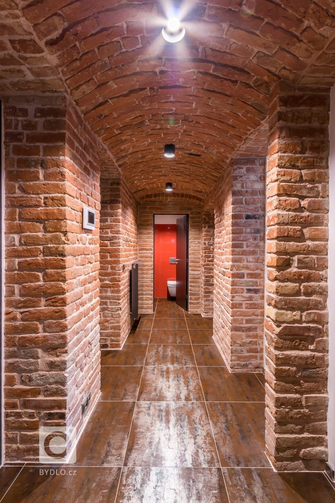 Nový dům na historických sklepech, to je výsledek našeho citlivého snažení, které se inspirovalo požadavky investora. Ladění detailů jsme zvládli na jedničku.…