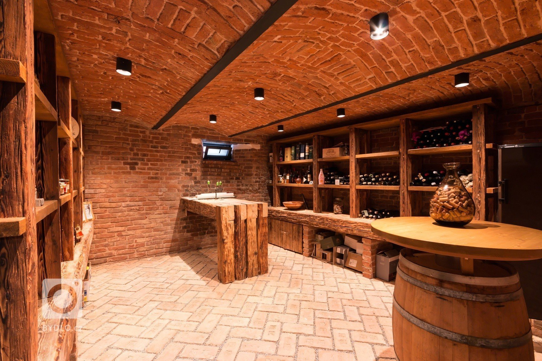 Nový dům na historických sklepech, to je výsledek našeho citlivého snažení, které se inspirovalo požadavky investora. Ladění detailů jsme zvládli na jedničku.…