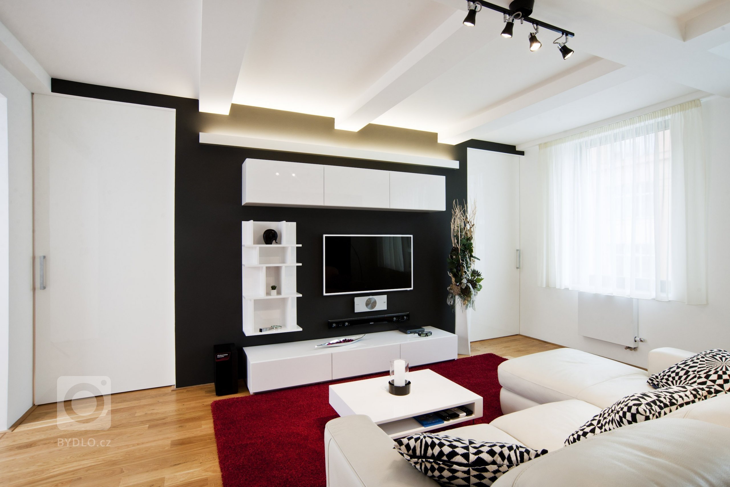 Interiérový design na vynikající adrese. Tak lze vystihnout realizaci v&nbsp;luxusním pražském bytě s&nbsp;atraktivním nábytkem navrženým na míru.&nbsp…