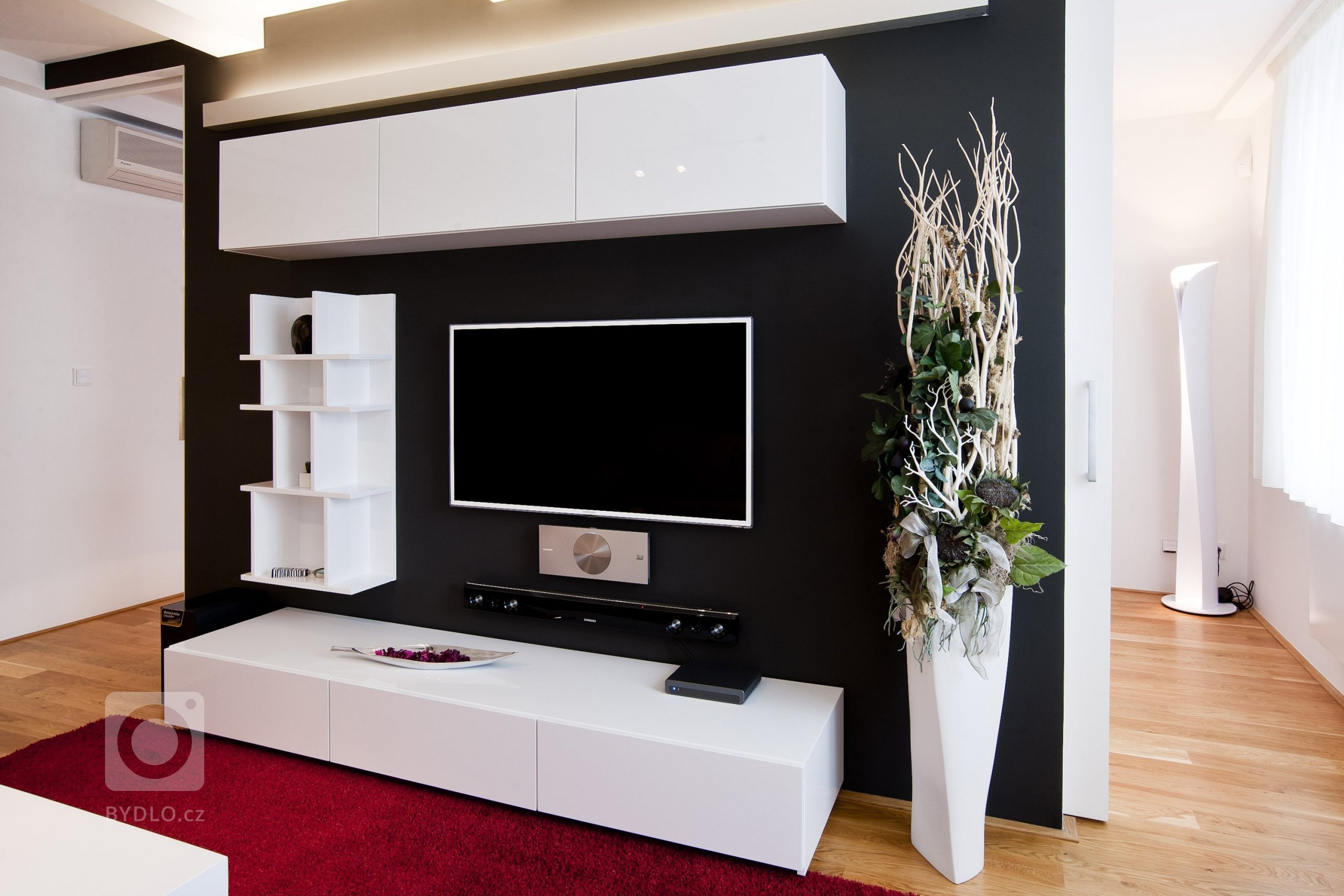 Interiérový design na vynikající adrese. Tak lze vystihnout realizaci v&nbsp;luxusním pražském bytě s&nbsp;atraktivním nábytkem navrženým na míru.&nbsp…