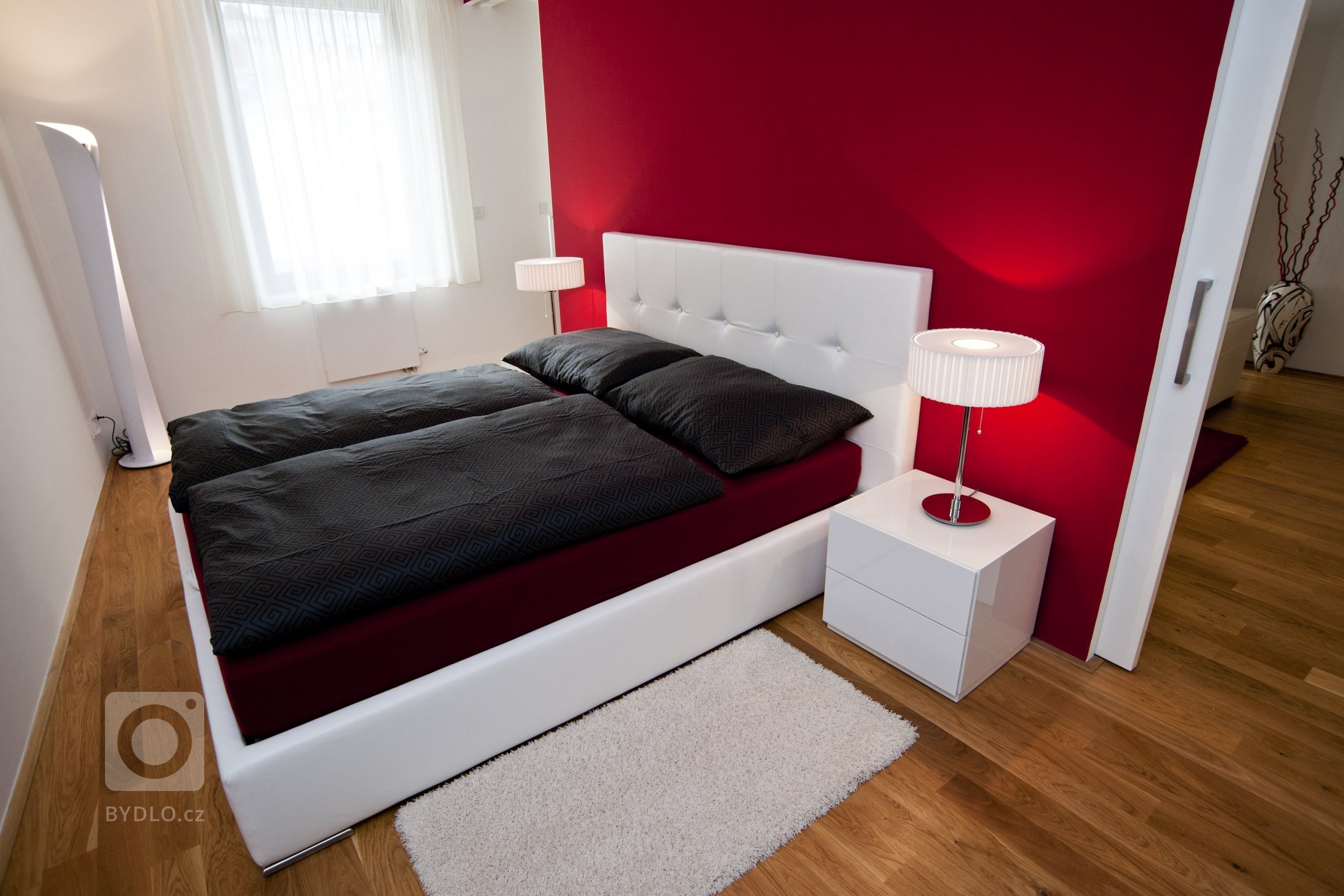 Interiérový design na vynikající adrese. Tak lze vystihnout realizaci v&nbsp;luxusním pražském bytě s&nbsp;atraktivním nábytkem navrženým na míru.&nbsp…