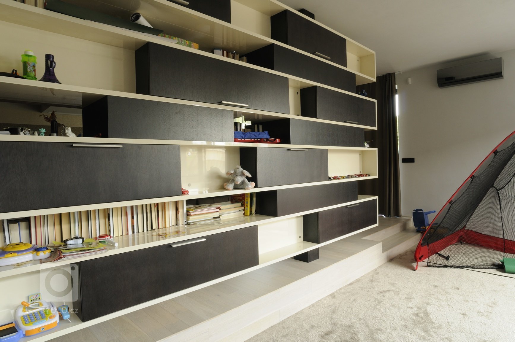 Výjimečná realizace ve výjimečném domě zahrnula výrobu nábytku na míru i praktické stavební úpravy. Podstata novostavby domu, stojícího nedaleko lesa v&nbsp…