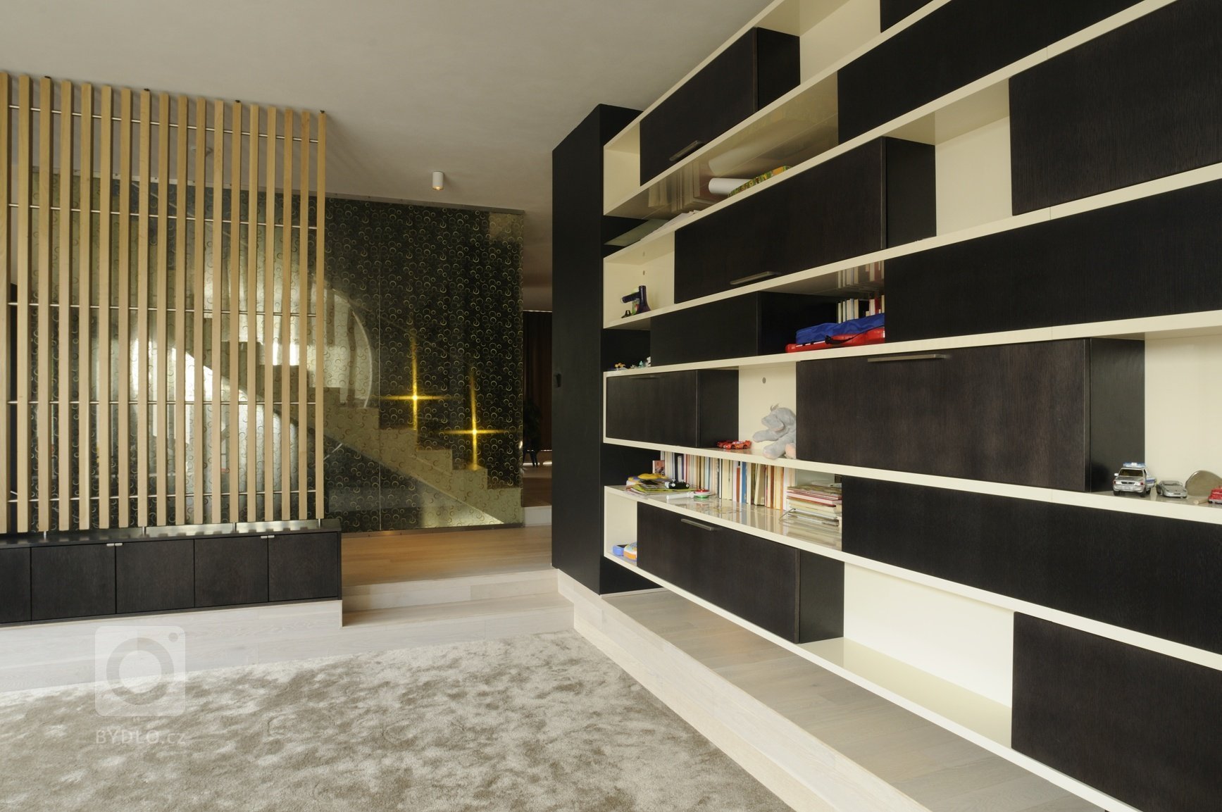 Výjimečná realizace ve výjimečném domě zahrnula výrobu nábytku na míru i praktické stavební úpravy. Podstata novostavby domu, stojícího nedaleko lesa v&nbsp…