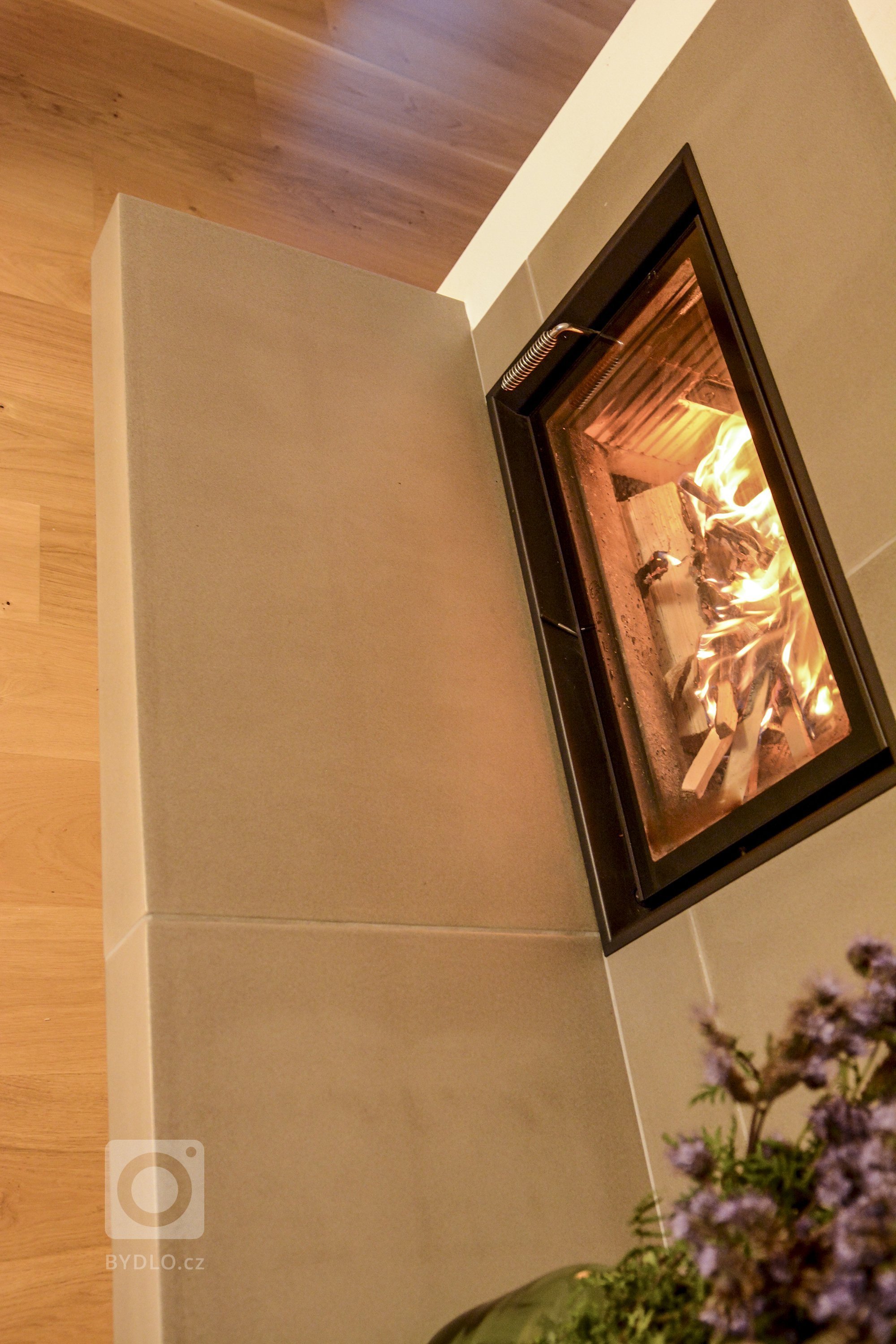 Obestavba kamnové vložky HKD 7 od firmy Brunner s tahovým systémem MSS. Krb opticky odděluje jídelní&nbsp; a obývákovou část domu. Tahový systém slouží k…