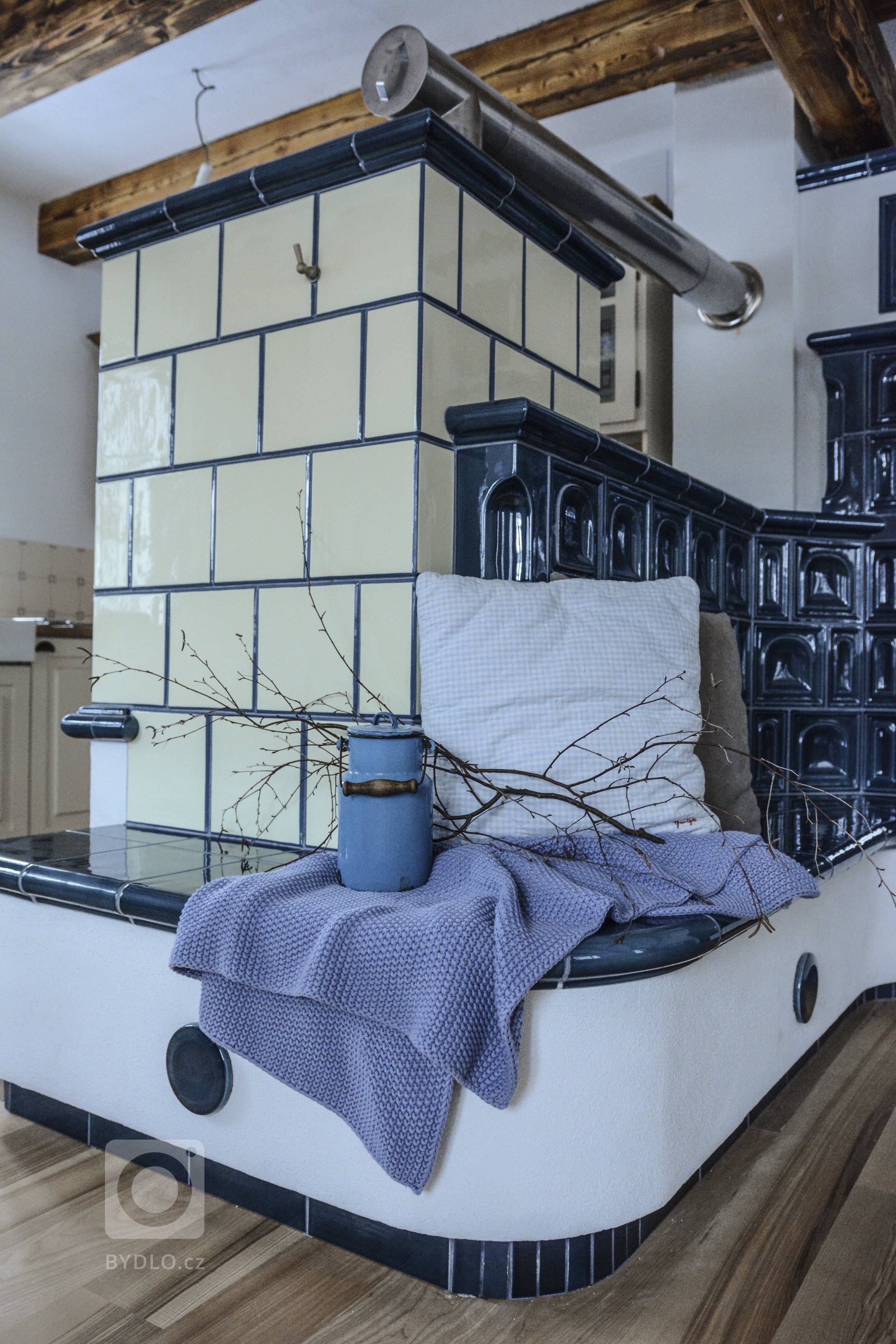 Kachlový sporák v lehce provensálském stylu, realizace Mojmír Jauernig. Součástí sporáku jsou také dvě trouby. Při stavbě byly použity kachle K&amp;K POKER,…