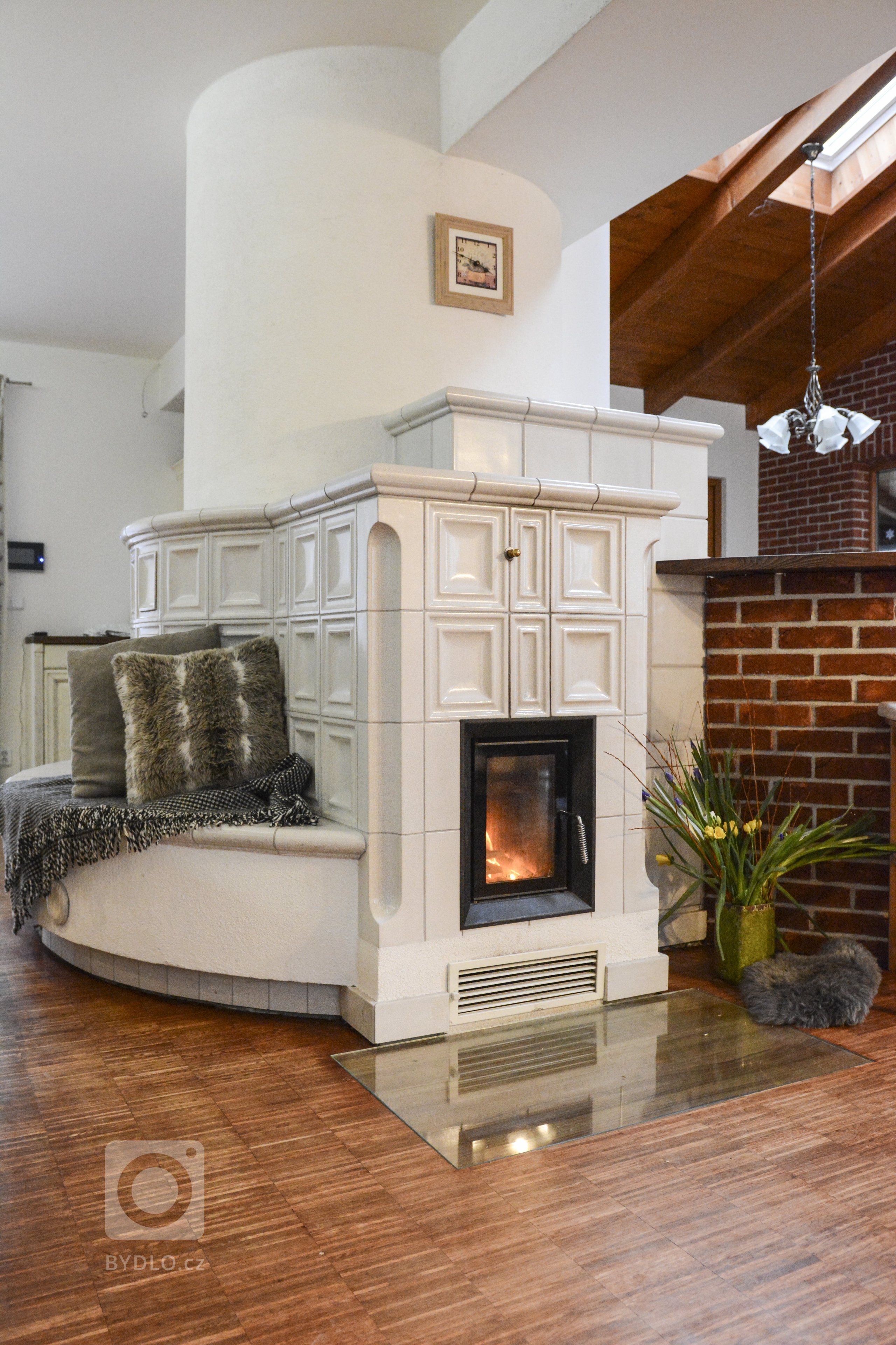 Kachlová kamna se sezením a troubou realizoval Mojmír Jauernig. Stavbu pohání vložka Brunner B8 a zdobí jí kachel Kazeta od K&amp;K POKER, kamnářství Bechyně v…
