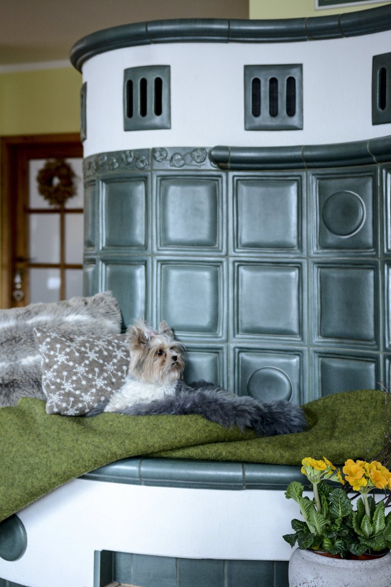Kamna se sezením v tmavě zelené matné glazuře, částečně akumulační, částečně teplovzdušná.&nbsp;Použity byly kachle Galba E3 z produkce&nbsp;K&amp;K POKER,…