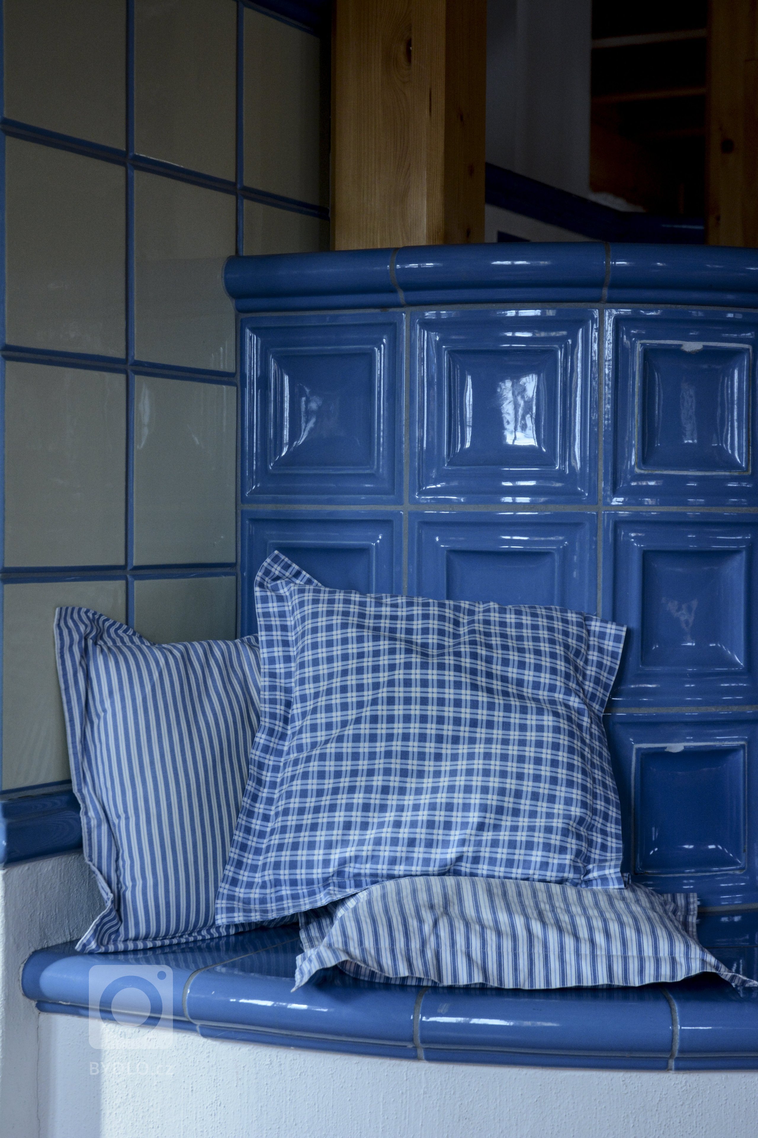 Kachlová kamna s vložkou Olsberg Profi Plus 12 a sporákem na vaření, která vytápějí krásnou roubenku. Nechybí také vyhřívaná lavice. Kachle K&amp;K POKER…