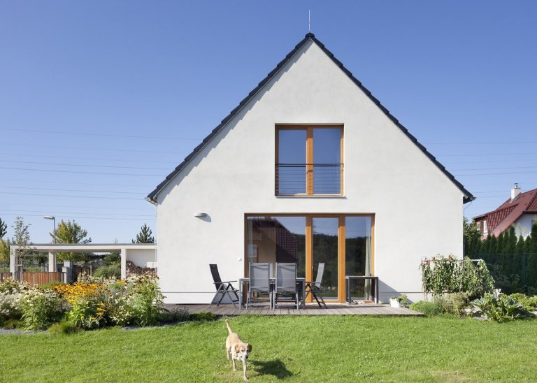 Rodinný dům byl navržen jako průnik tradiční architektury lidového stavění na venkově a současných&nbsp;potřeb moderního bydlení. Ukázalo se, že převzaté…
