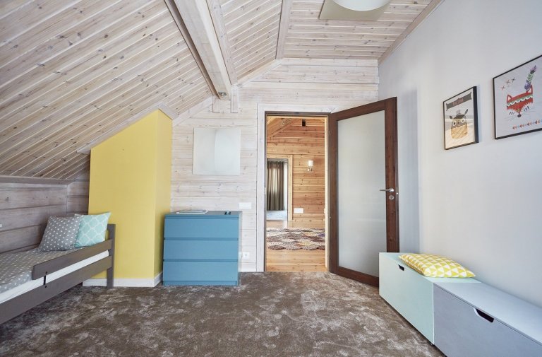 Pohádkový finský srubový dům KONTIO River House 2 se pyšní&nbsp;moderním interiérem, který klade důraz zejména na přírodní tóny&nbsp;a citlivě mísí několik…