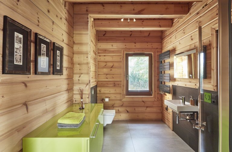 Pohádkový finský srubový dům KONTIO River House 2 se pyšní&nbsp;moderním interiérem, který klade důraz zejména na přírodní tóny&nbsp;a citlivě mísí několik…