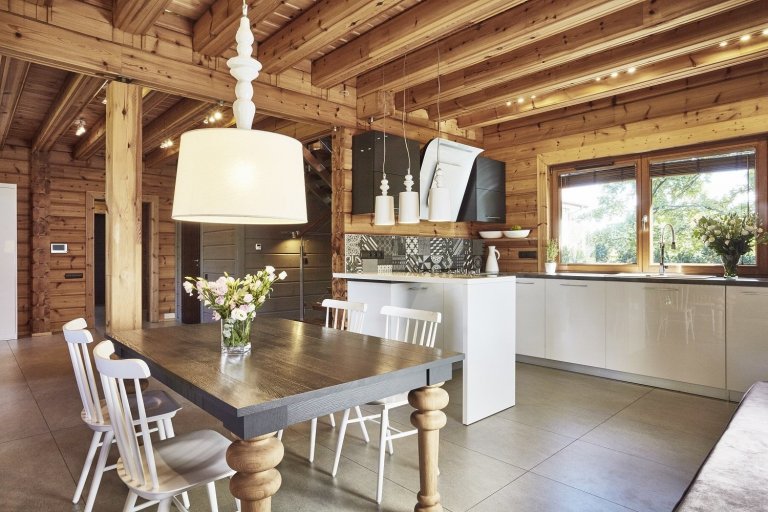 Pohádkový finský srubový dům KONTIO River House 2 se pyšní&nbsp;moderním interiérem, který klade důraz zejména na přírodní tóny&nbsp;a citlivě mísí několik…