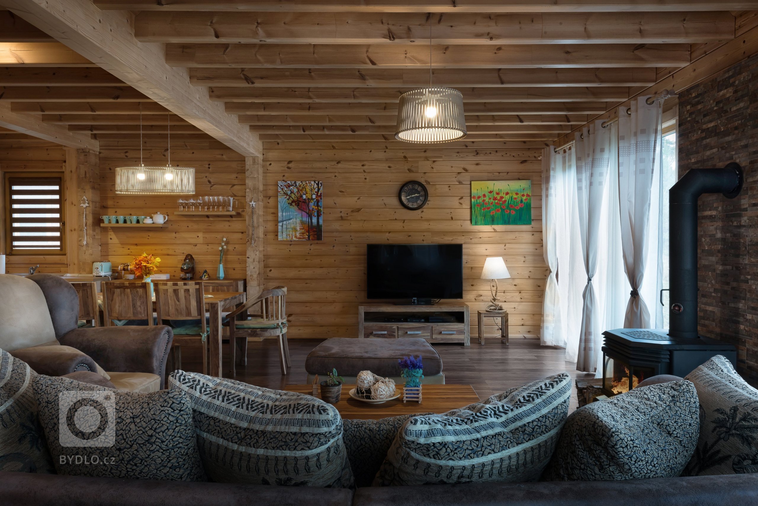 Dva dřevěné domy v&nbsp;tradičním stylu na úpatí Vysokých Tater

Majitel je milovníkem klasiky, tradic a také slovenského folkloru a jeho přáním bylo, aby…