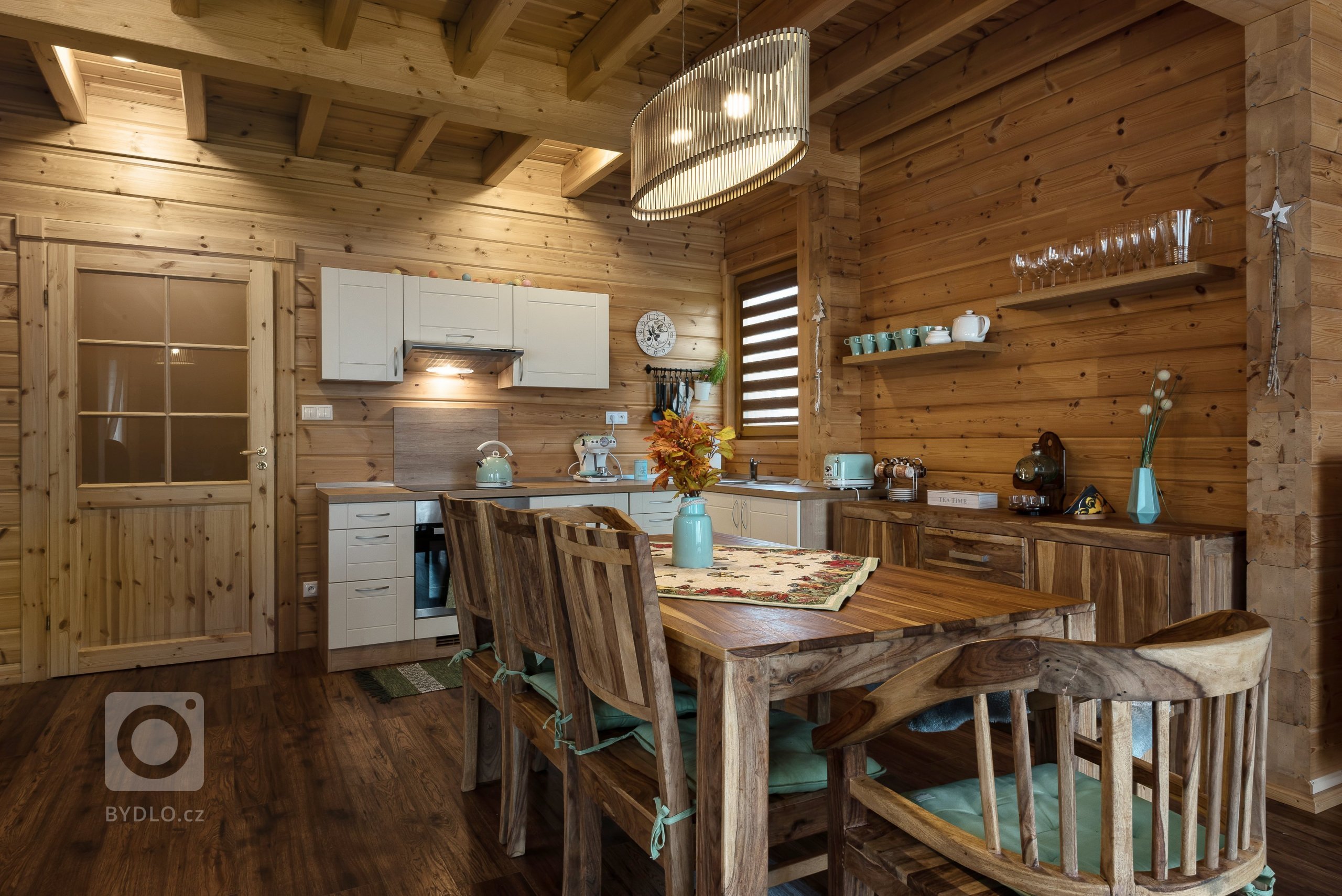 Dva dřevěné domy v&nbsp;tradičním stylu na úpatí Vysokých Tater

Majitel je milovníkem klasiky, tradic a také slovenského folkloru a jeho přáním bylo, aby…