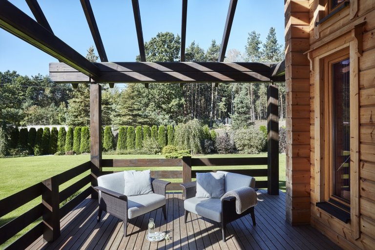 Pohádkový finský srubový dům KONTIO River House 2 se pyšní&nbsp;moderním interiérem, který klade důraz zejména na přírodní tóny&nbsp;a citlivě mísí několik…