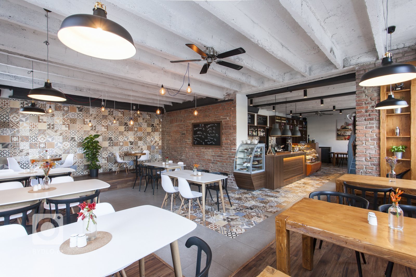 Tento prostor jsme ve dvou měscích přetvořili z kanceláří na BISTRO, které teď můžete navštívit cestou na náplavku. Bistro se nachází na rohu Palackého náměstí…