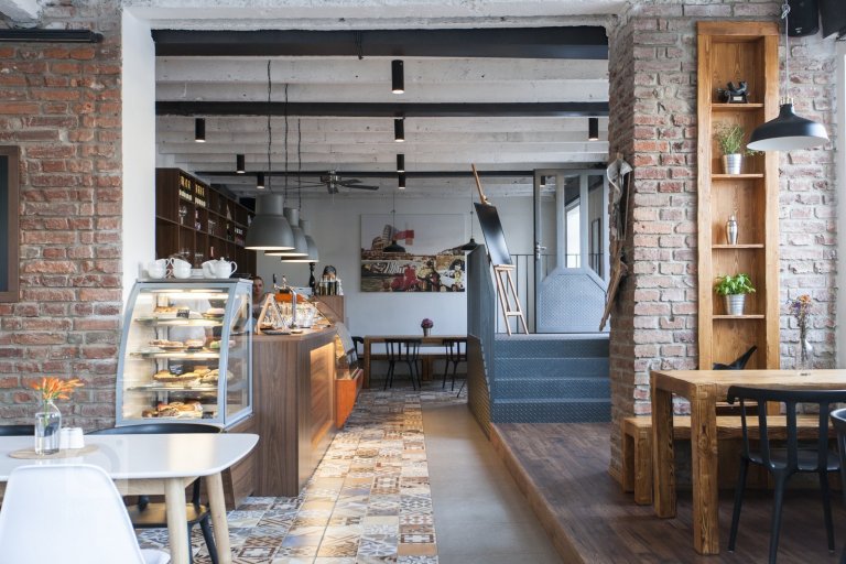 Tento prostor jsme ve dvou měscích přetvořili z kanceláří na BISTRO, které teď můžete navštívit cestou na náplavku. Bistro se nachází na rohu Palackého náměstí…