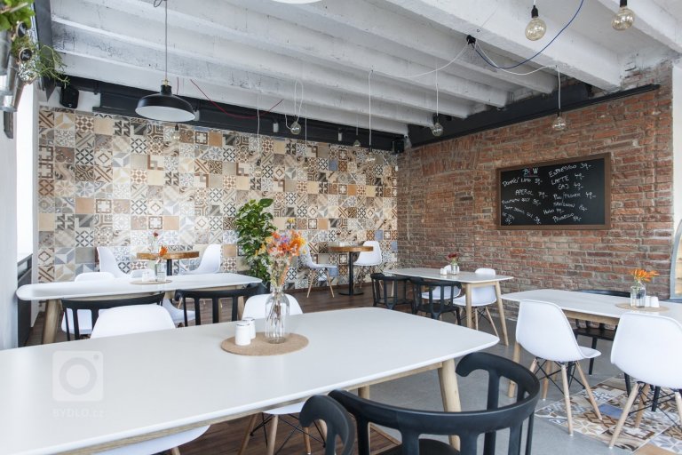 Tento prostor jsme ve dvou měscích přetvořili z kanceláří na BISTRO, které teď můžete navštívit cestou na náplavku. Bistro se nachází na rohu Palackého náměstí…