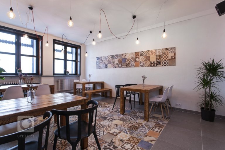 Tento prostor jsme ve dvou měscích přetvořili z kanceláří na BISTRO, které teď můžete navštívit cestou na náplavku. Bistro se nachází na rohu Palackého náměstí…