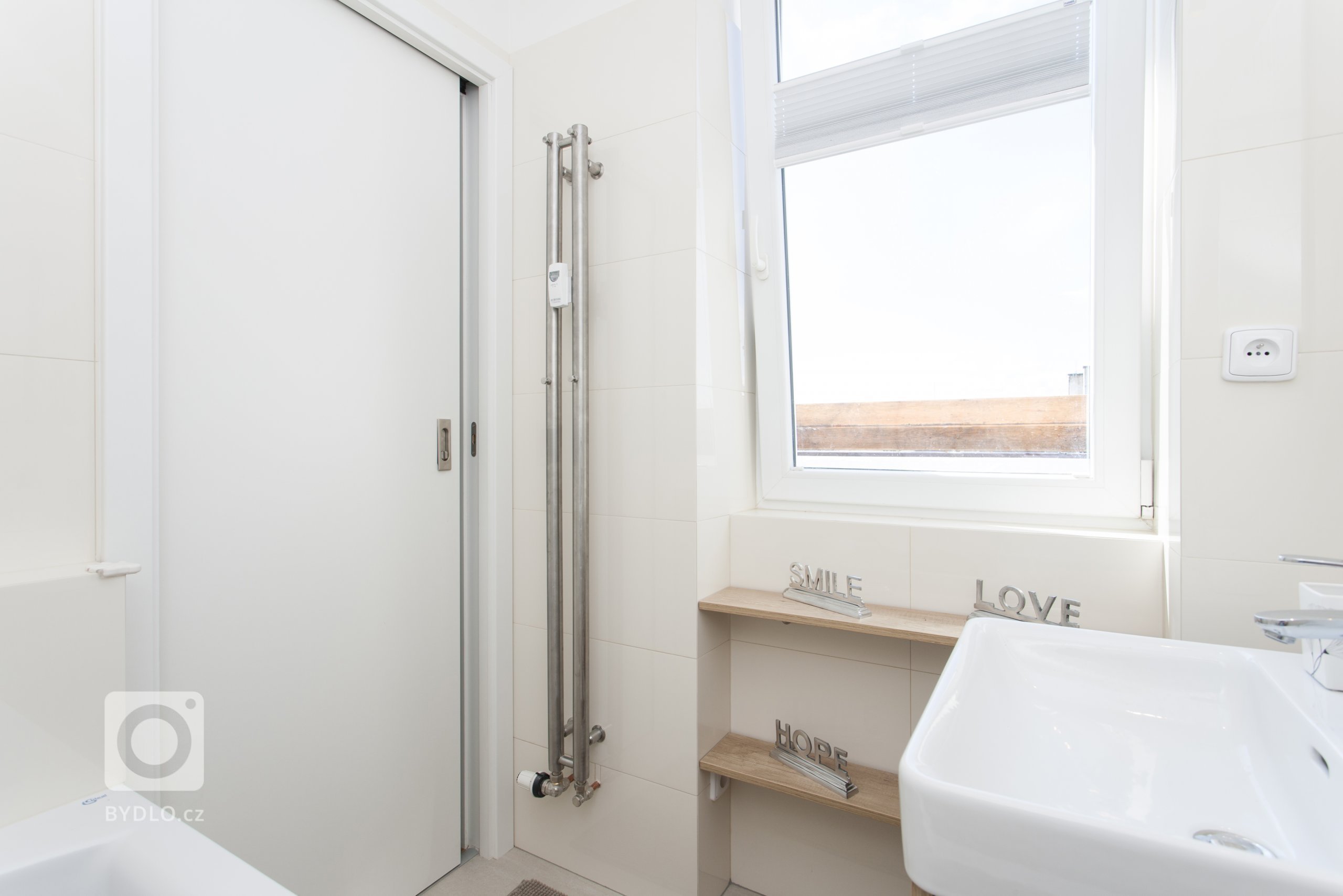 Projekt Dělnická vznikl pro jednu mladou maminku, která nežije v České republice, ale před časem se rozhodla, že si tu koupí byt, aby měla kde být, když se sem…