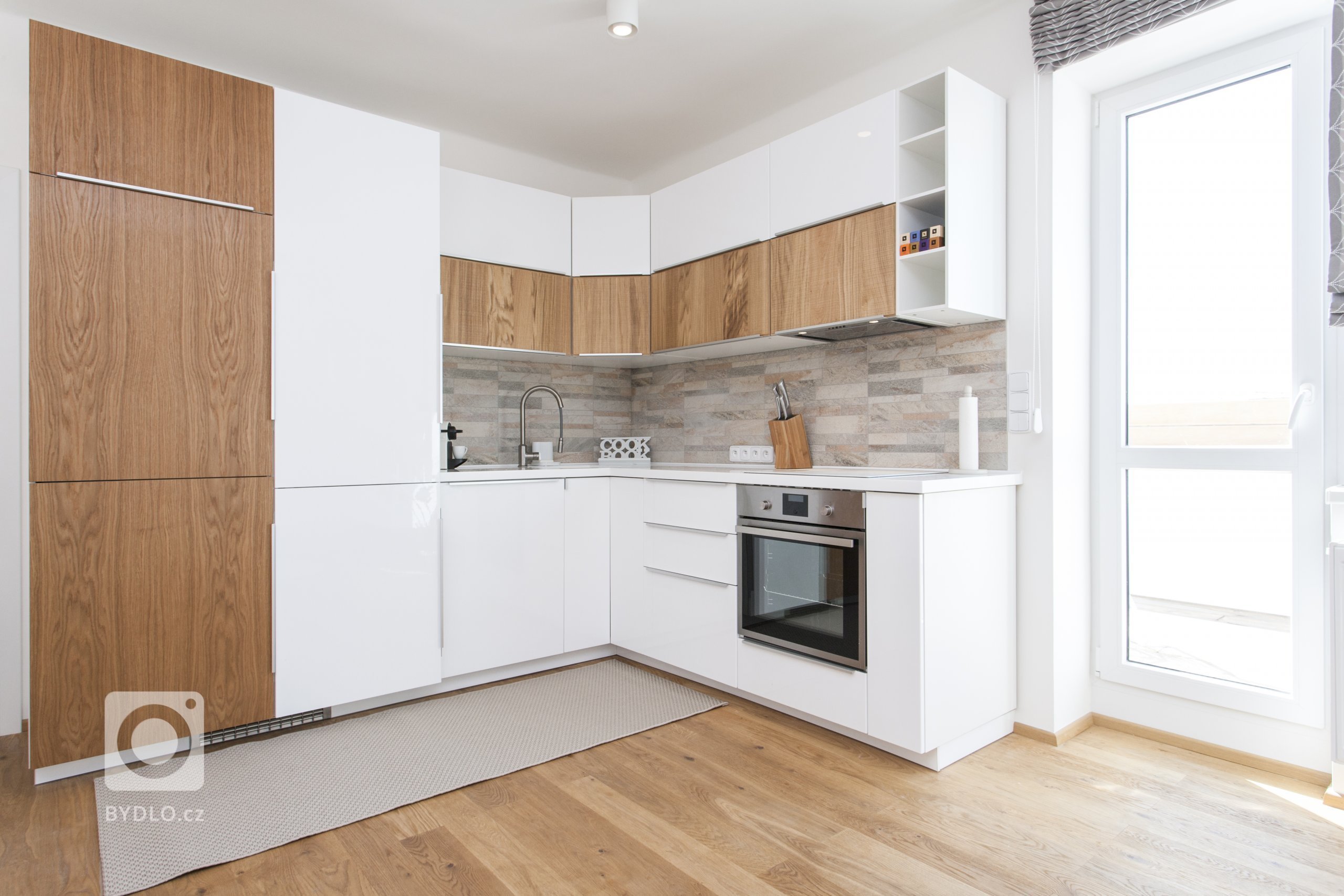 Projekt Dělnická vznikl pro jednu mladou maminku, která nežije v České republice, ale před časem se rozhodla, že si tu koupí byt, aby měla kde být, když se sem…