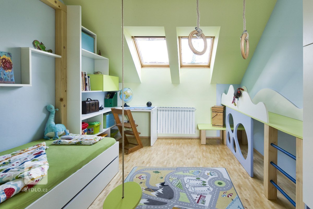 Tyto dva pokojíčky vznikly na žádost rodičů, kdy kluci pomalu rostou a potřebují víc prostoru než jeden pokoj pro tři. Naštěstí byl v domě ještě jeden volný…