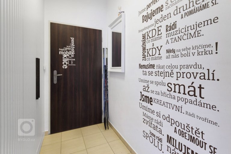 Byt Pod Viaduktem se, i přes svůj název, nachází v jedné klidné vilové zástavbě části Prahy 5 s výhledem do okolí. Byt svou rozlohou přes 100m2 a dispozicí je…