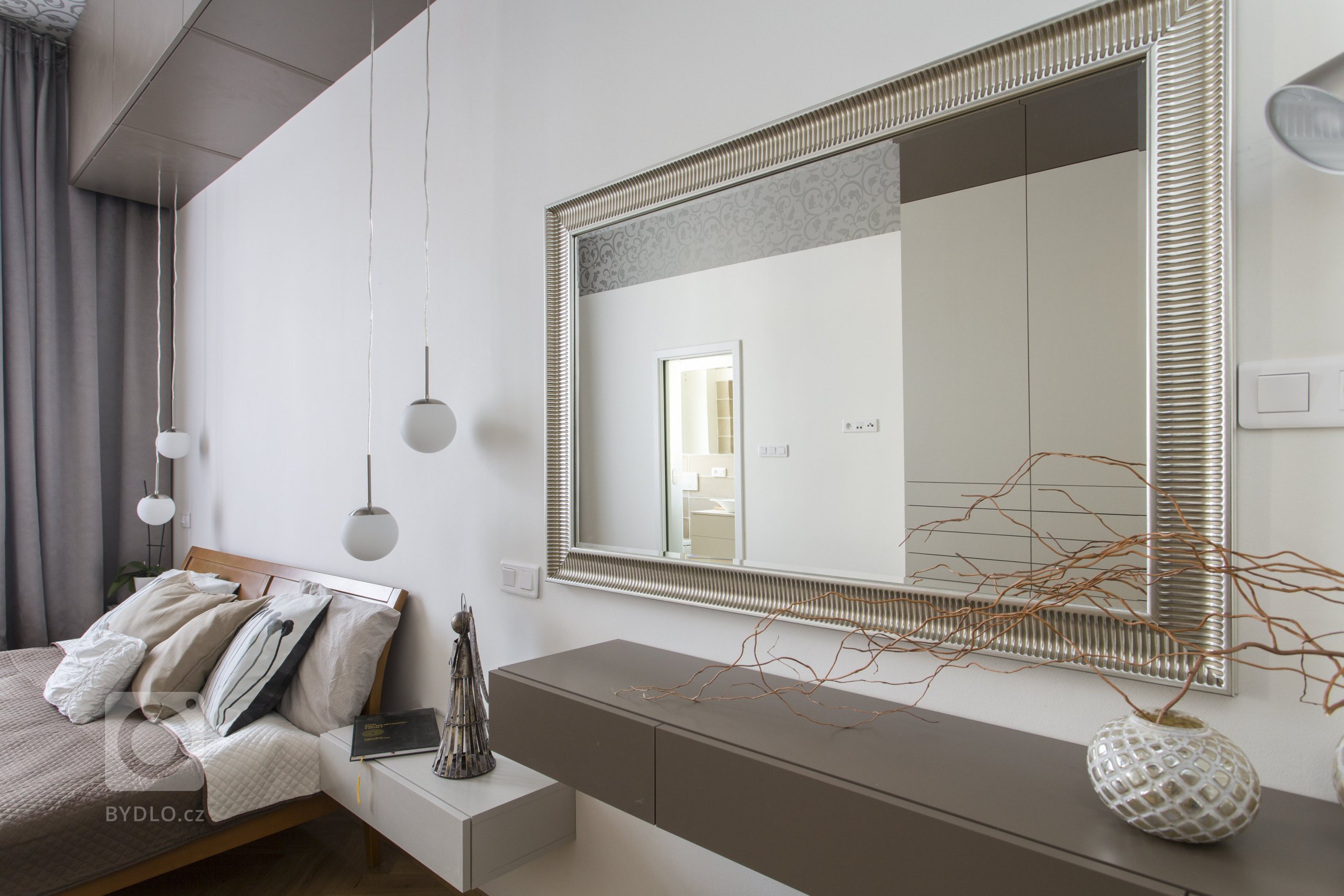 Rekonstrukce původně bytu 3+1 na Praze 7, kousek od Stromovky, nabízela opět práci v budově, která má své kouzlo. Parkety, vysoké stropy, tlusté zdi. Úkol zněl…