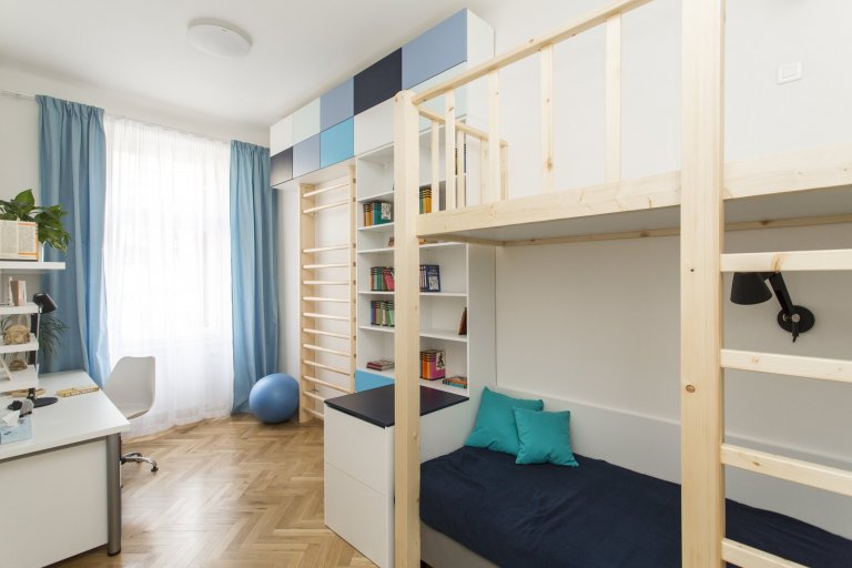 Rekonstrukce původně bytu 3+1 na Praze 7, kousek od Stromovky, nabízela opět práci v budově, která má své kouzlo. Parkety, vysoké stropy, tlusté zdi. Úkol zněl…